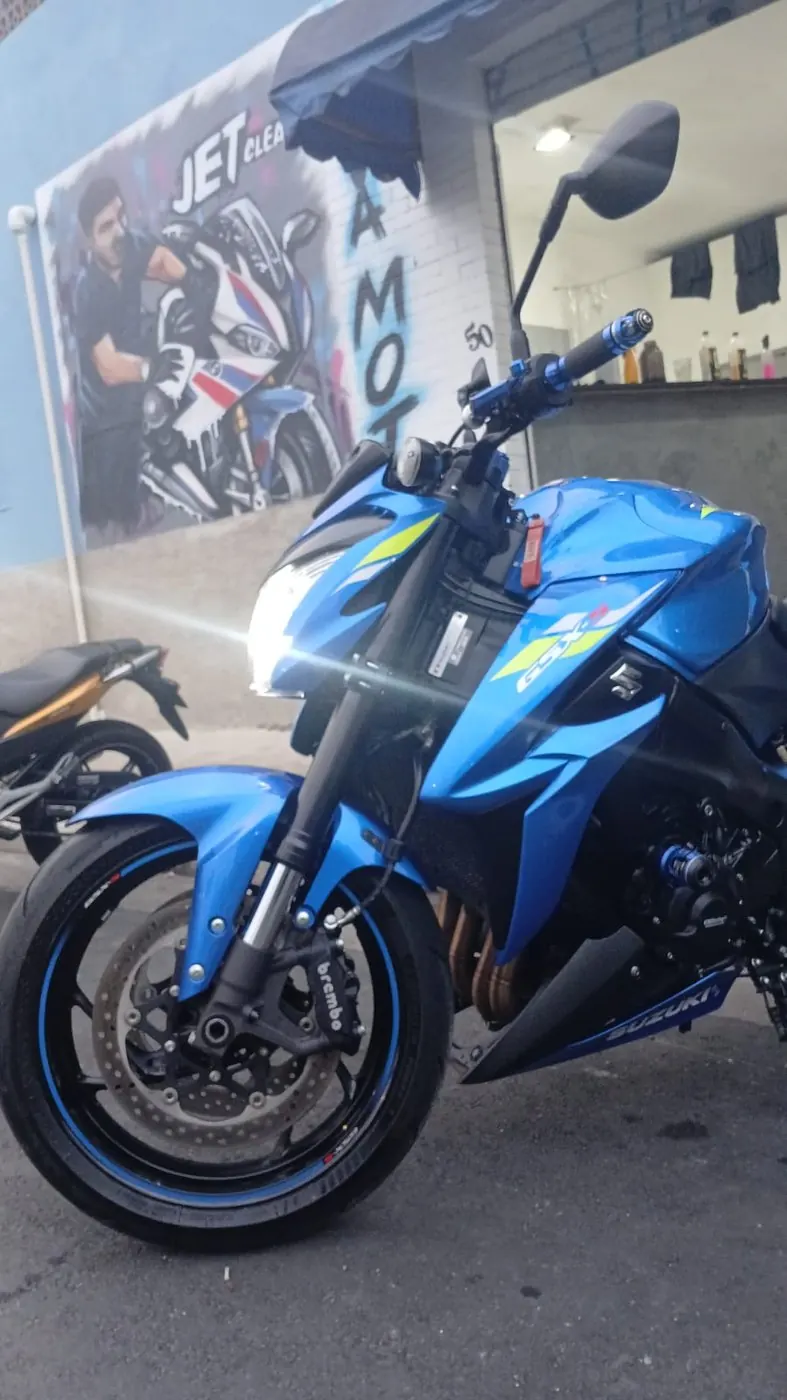 Suzuki GSX-S — Lavagem premium